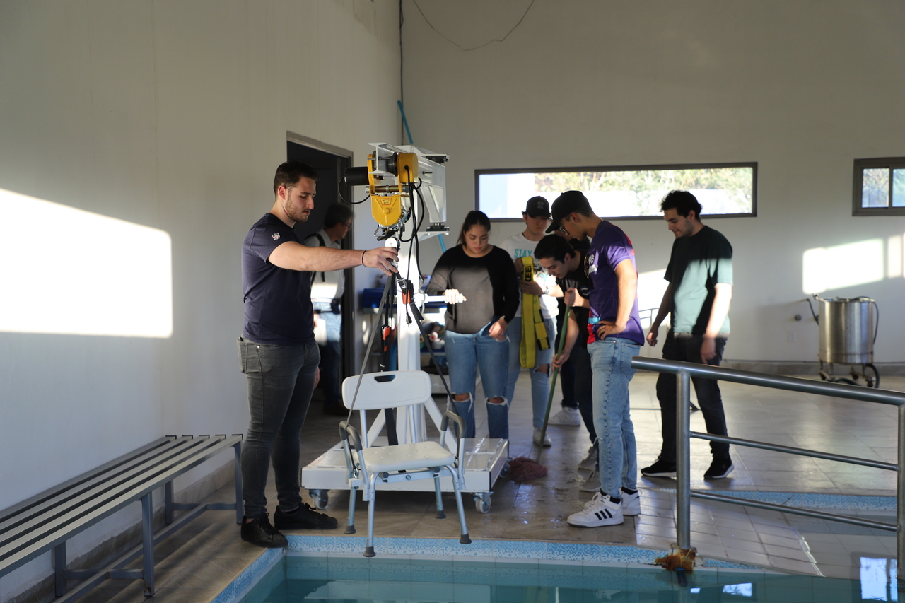 Estudiantes del Tec de Monterrey campus Laguna diseñan, crean y donan grúa terapéutica. (EL SIGLO DE TORREÓN)