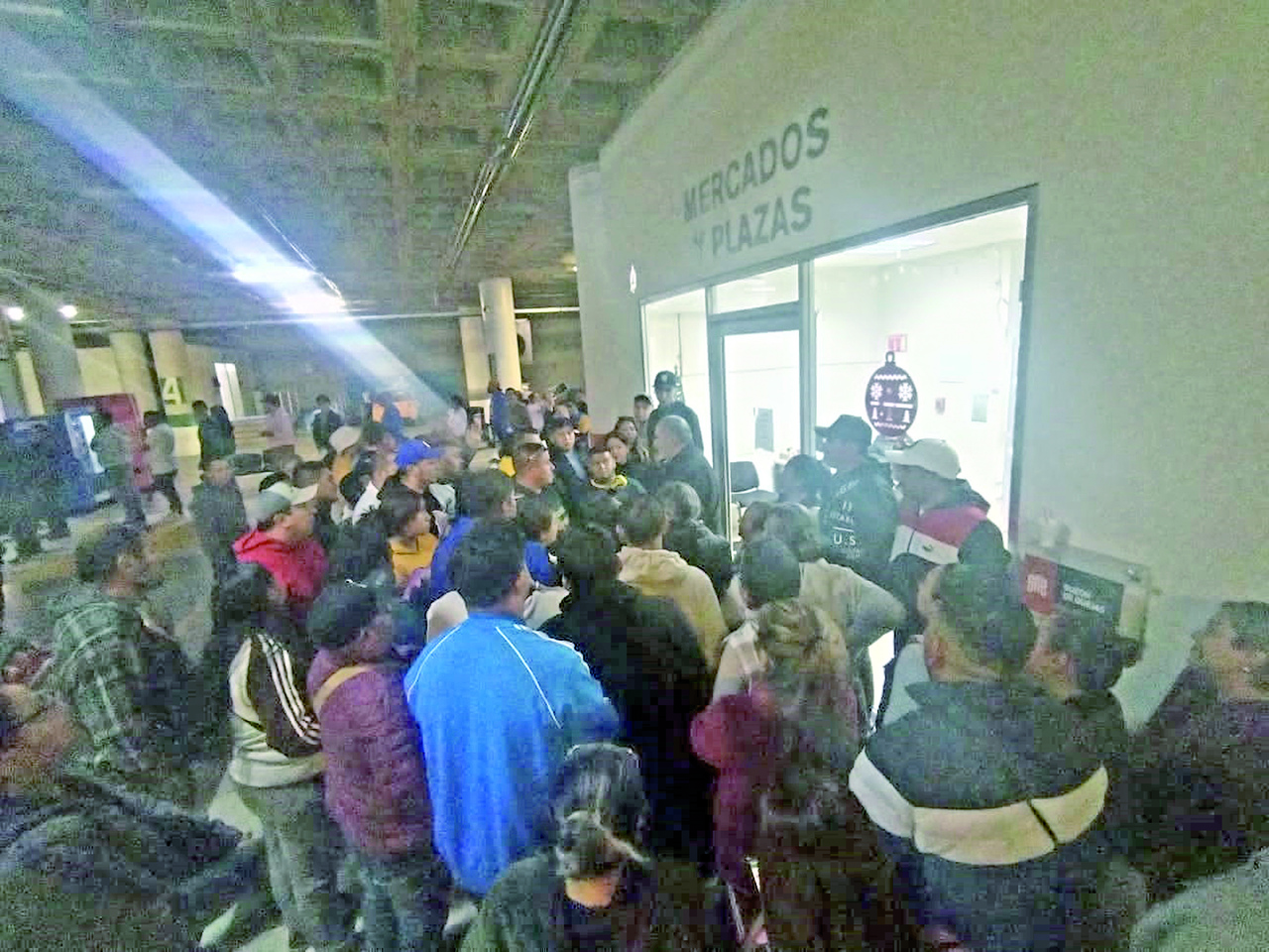 Vendedores de módulos ubicados en calles Cepeda y Valdez Carrillo exigen que se les permita sacar sus mercancías a las banquetas. (VAYRON INFANTE / EL SIGLO DE TORREÓN)