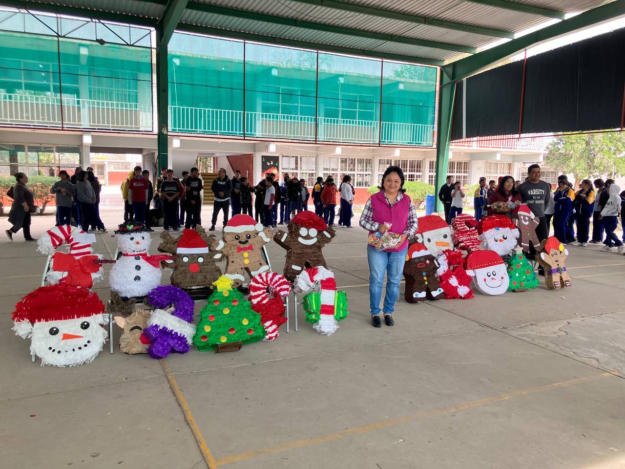 Elaboran piñatas para Casas Hogar en Torreón