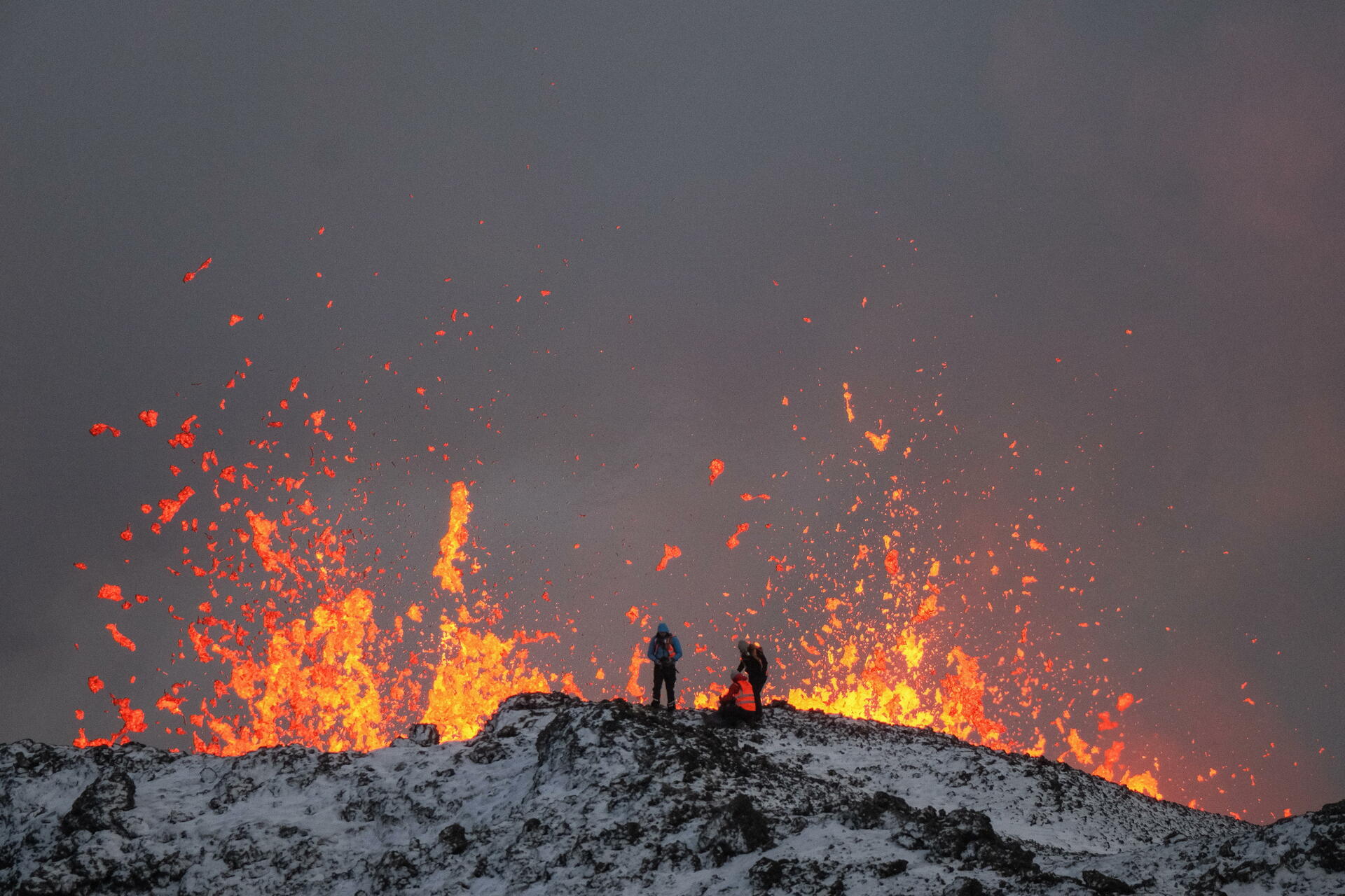Actividad volcánica en Islandia es estable y esperan que disminuya en unos días