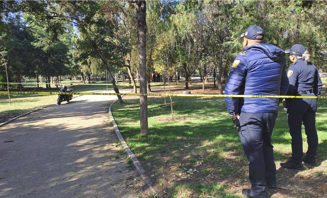 El cuerpo fue encontrado por un corredor aproximadamente a las seis de la mañana de este jueves, en la primera sección del Bosque de Chapultepec.