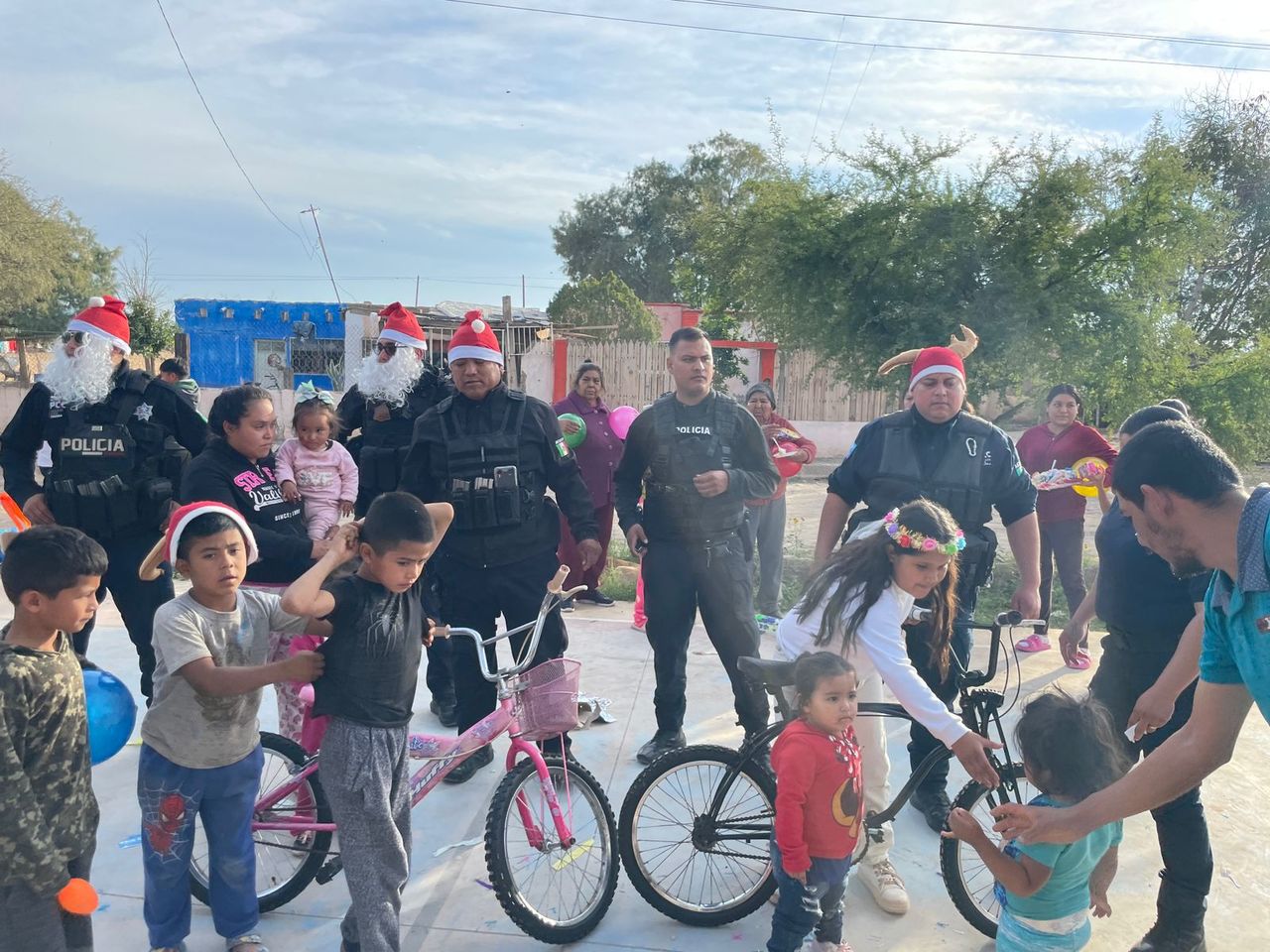 Policías llevan felicidad a infantes con posada en Matamoros