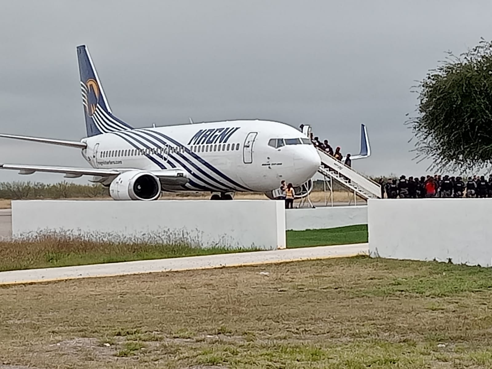Los migrantes fueron trasladados en un avión Magnicharter. (Foto: RENÉ ARELLANO / EL SIGLO COAHUILA)