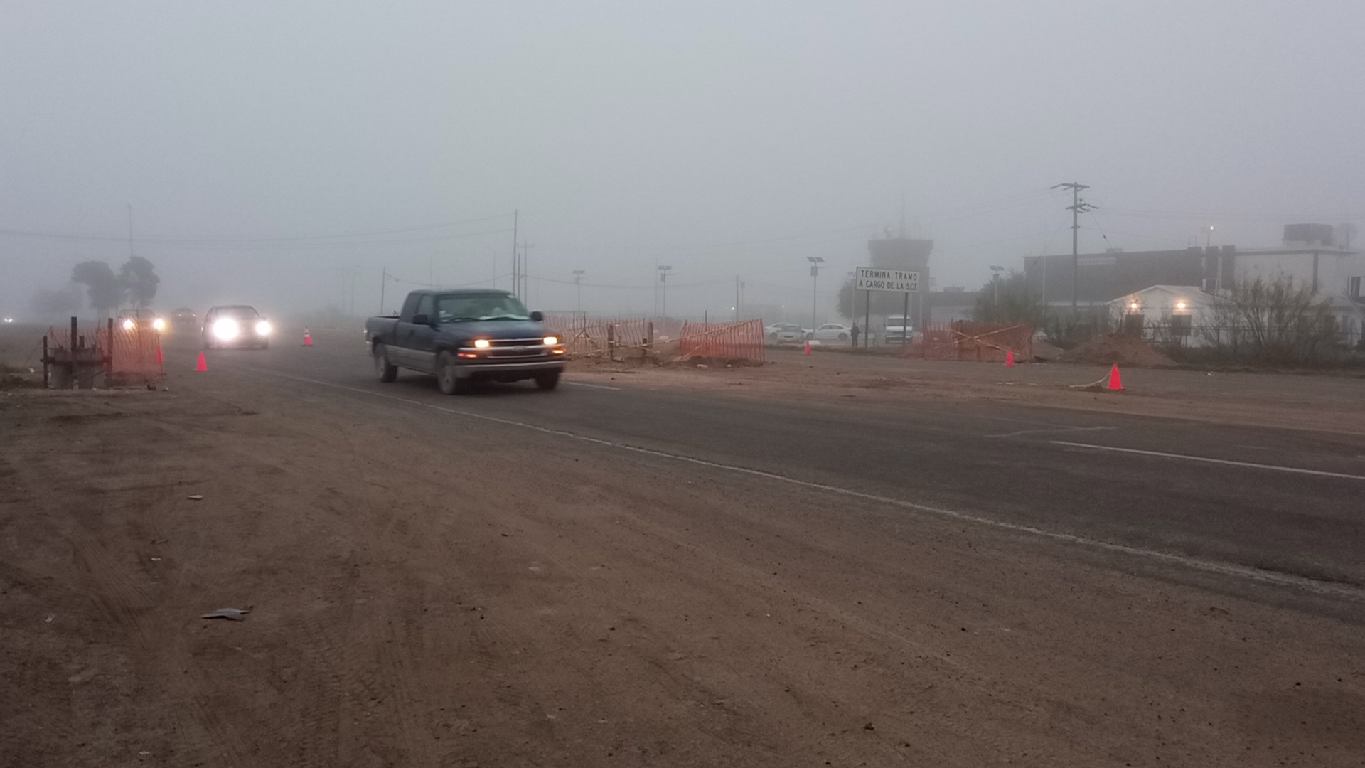 Conductores señalan que se tiene visibilidad hasta una distancia de 100 metros. (Foto: RENÉ ARELLANO / EL SIGLO COAHUILA)