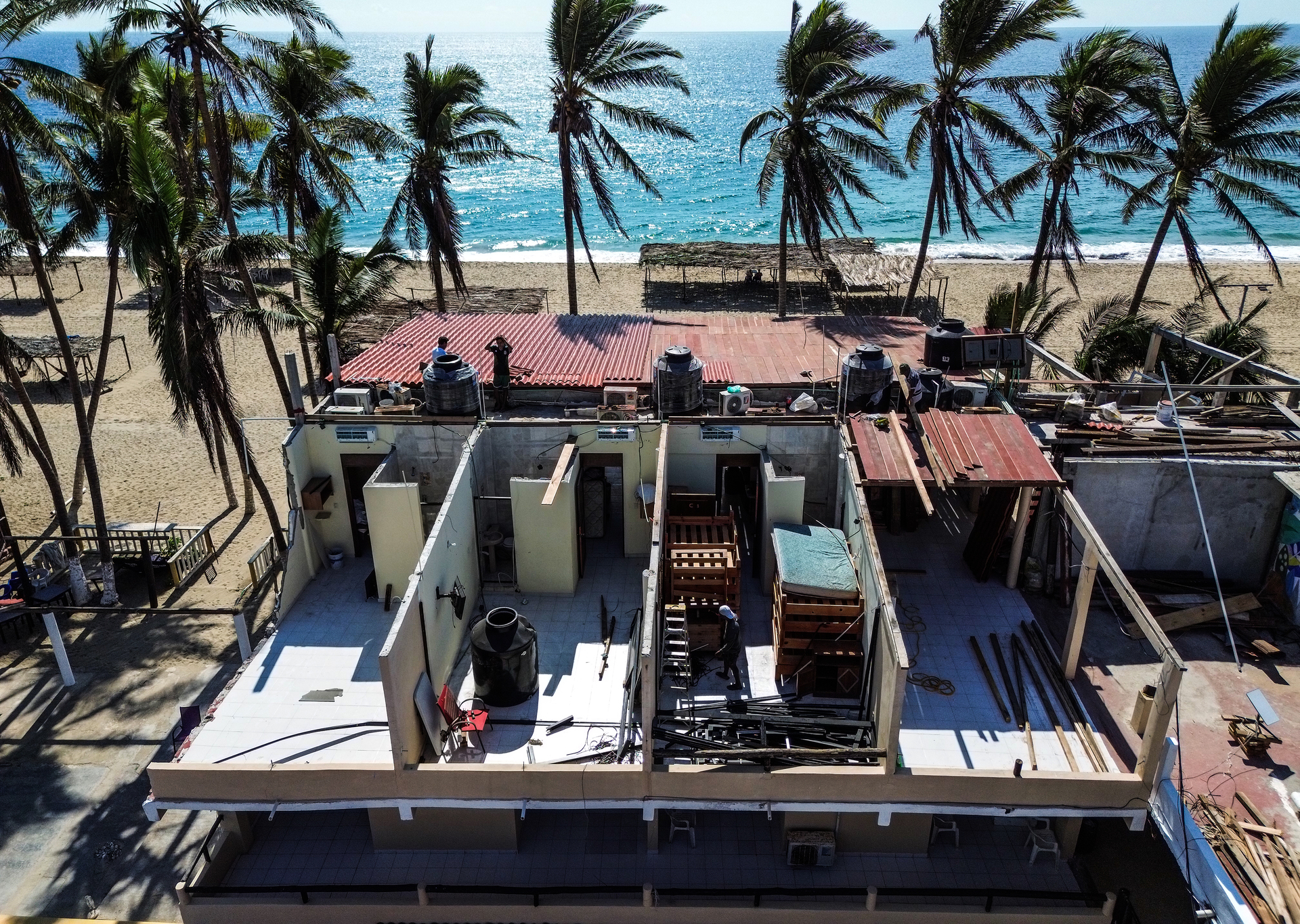 Fotografía de lo que queda de un hotel de la playa 'Pie de la Cuesta' el 20 de diciembre de 2023, en Acapulco. (EFE)