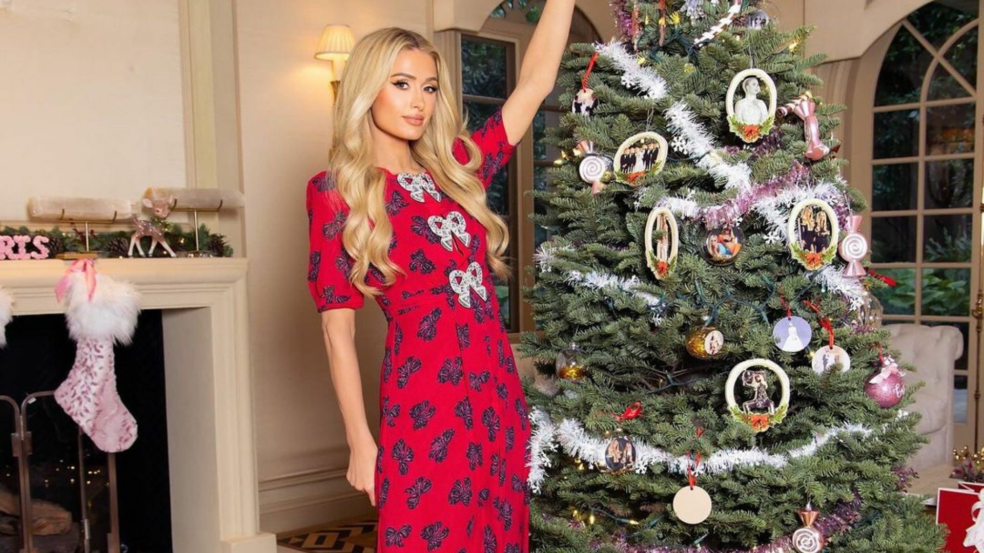 Paris Hilton presume fotos de Navidad con sus hijos 