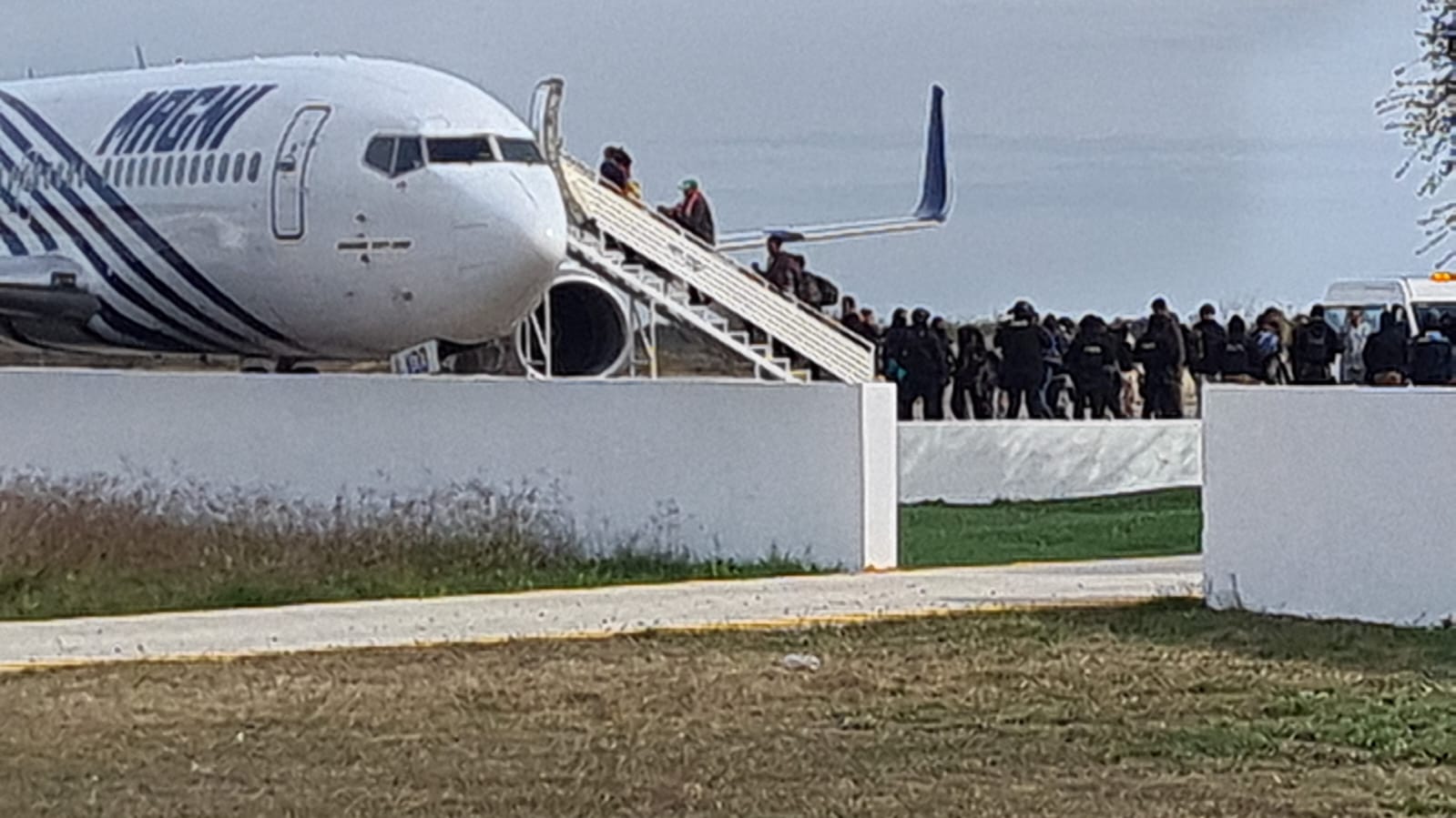 Un segundo vuelo de traslado de personas en condiciones de migración se llevó a cabo este lunes 25 de diciembre del año en curso; entre estos se pudo observar a grupos familiares que abordaron el avión de la empresa Magnicharter.