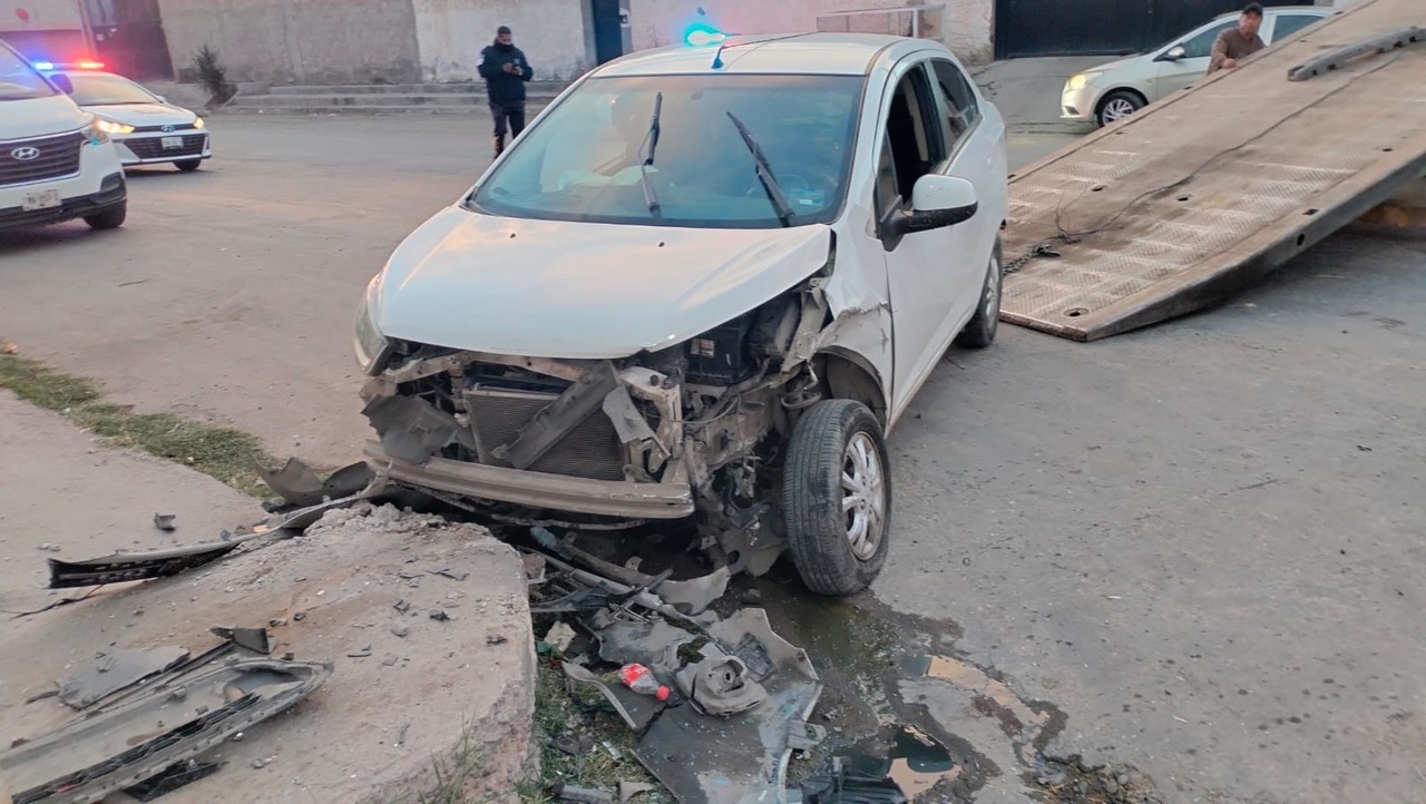 Conductor abandona su auto tras chocar en Torreón