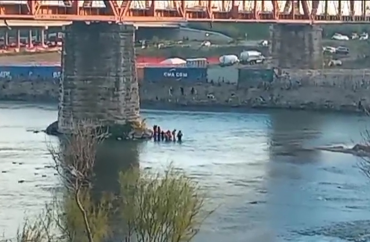 Alrededor de las ocho de la mañana, un grupo de aproximadamente 12 personas, entre ellas menores de edad, ingresaron a las aguas del río Bravo.