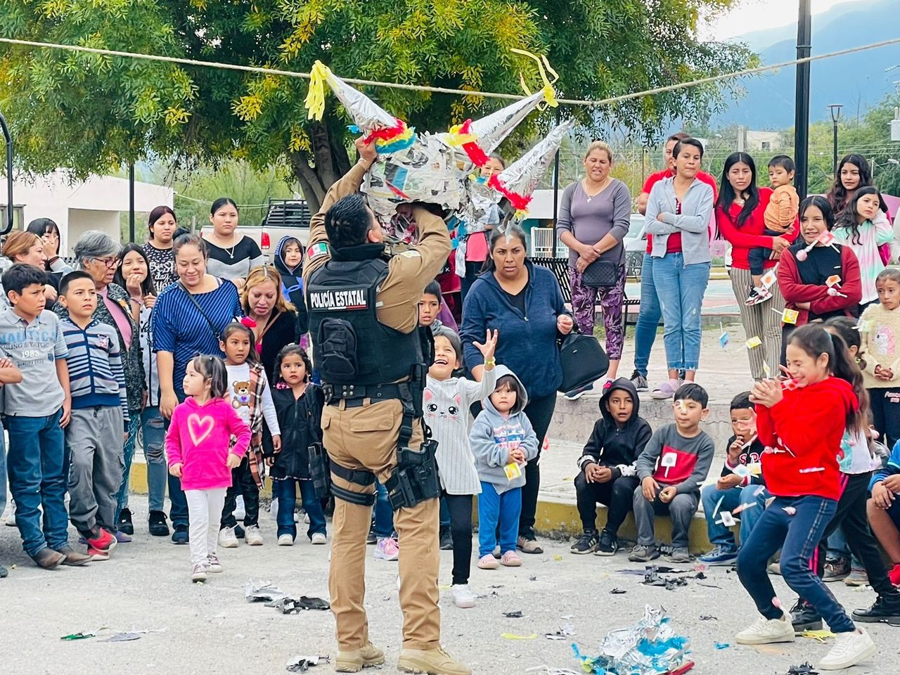 Se realizan diariamente acciones de proximidad social en Coahuila. Niñas, niños y sus familias convivieron con los elementos de seguridad.