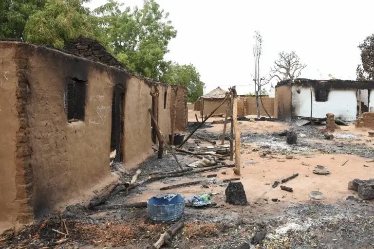 Presidente de Nigeria condena los ataques que dejaron más de 100 muertos