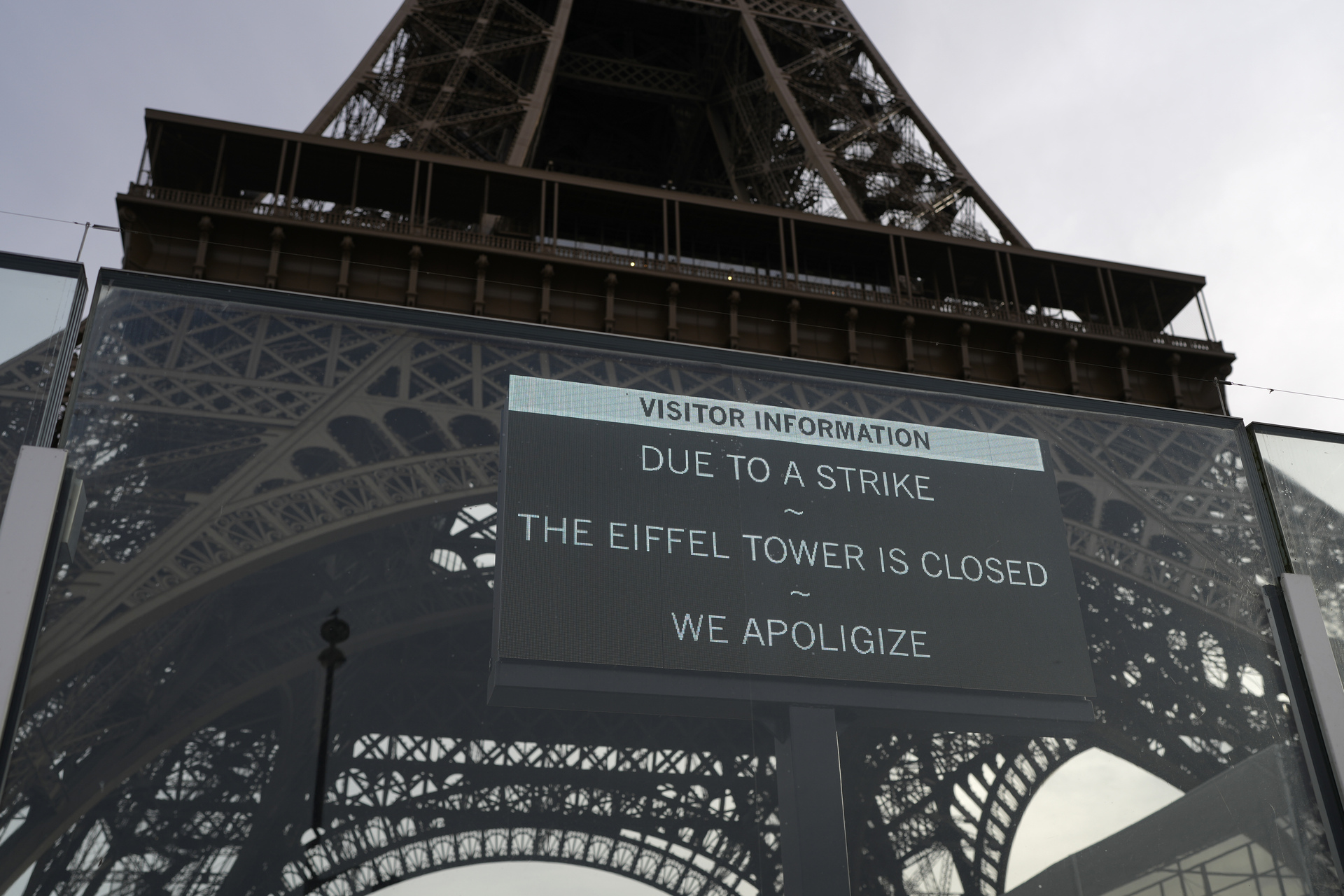 Torre Eiffel conmemora el centenario de su creador con las puertas cerradas por huelga