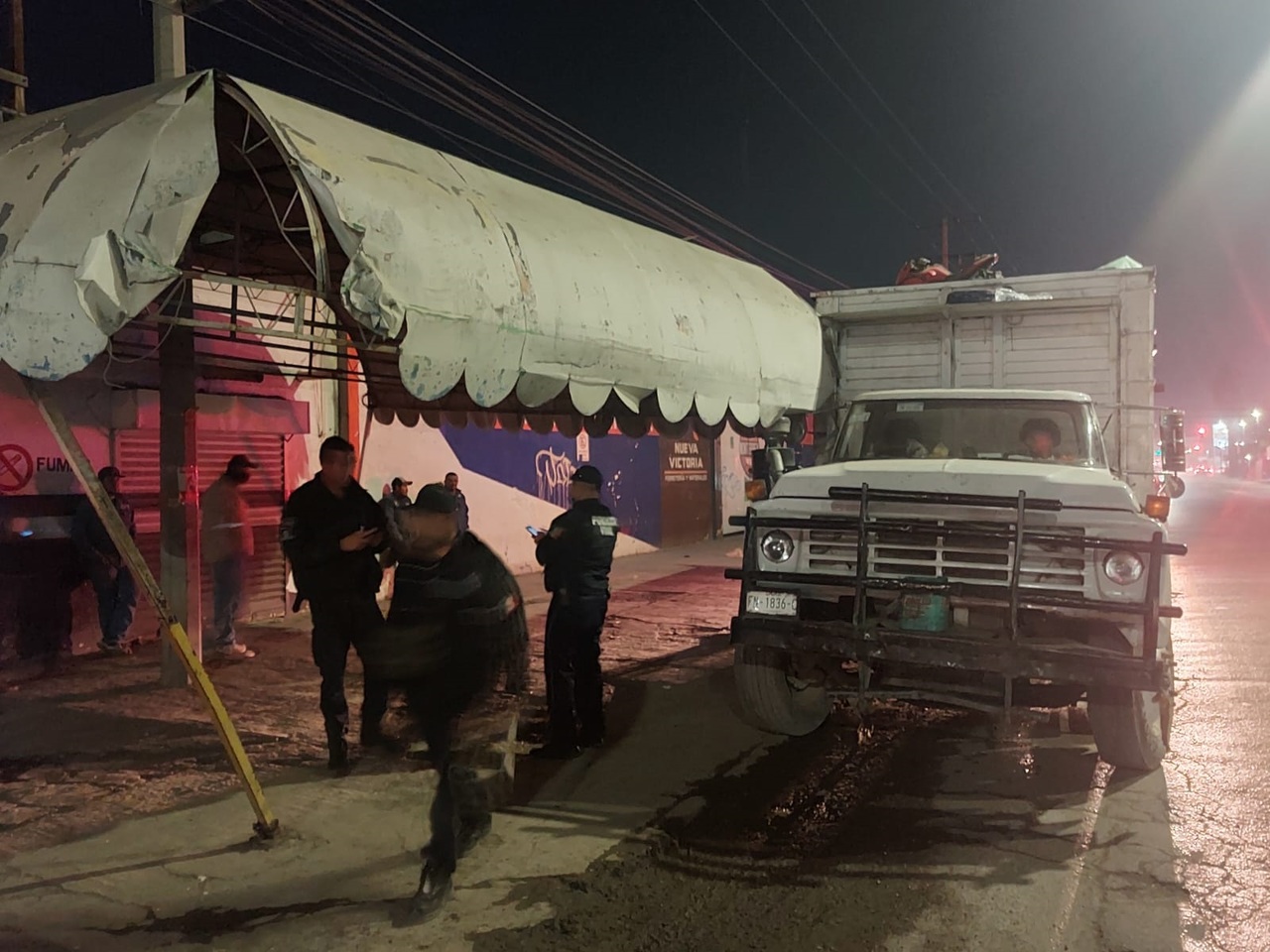 El tractocamón se impactó en la estructura metálica de una sombra propiedad de una empresa de la zona.