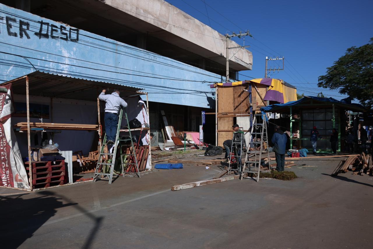 Se va el Mercadito Navideño, regresa la circulación a la calle Ildefonso Fuentes, en el Centro. (VAYRON INFANTE / EL SIGLO DE TORREÓN)