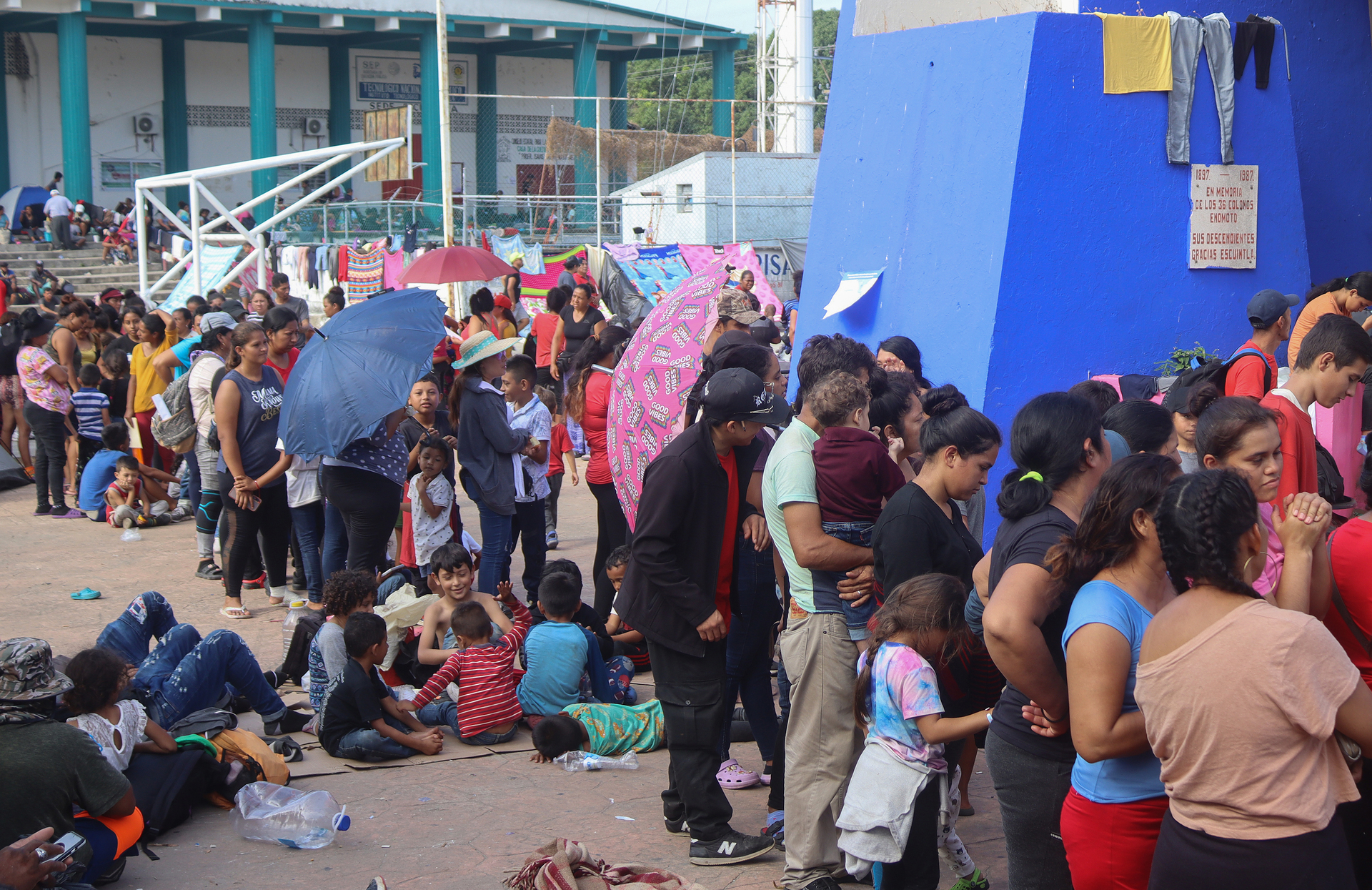 Sus declaraciones se producen durante el avance de la caravana migrante que partió en Nochebuena desde Tapachula. (JUAN MANUEL BLANCO / EFE)