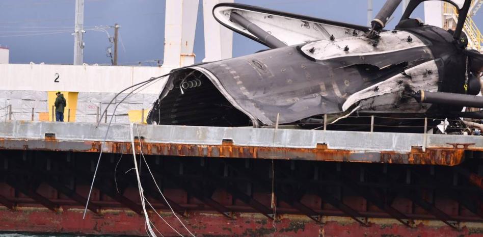 Un histórico cohete propulsor de SpaceX se parte en dos cuando era transportado a Florida