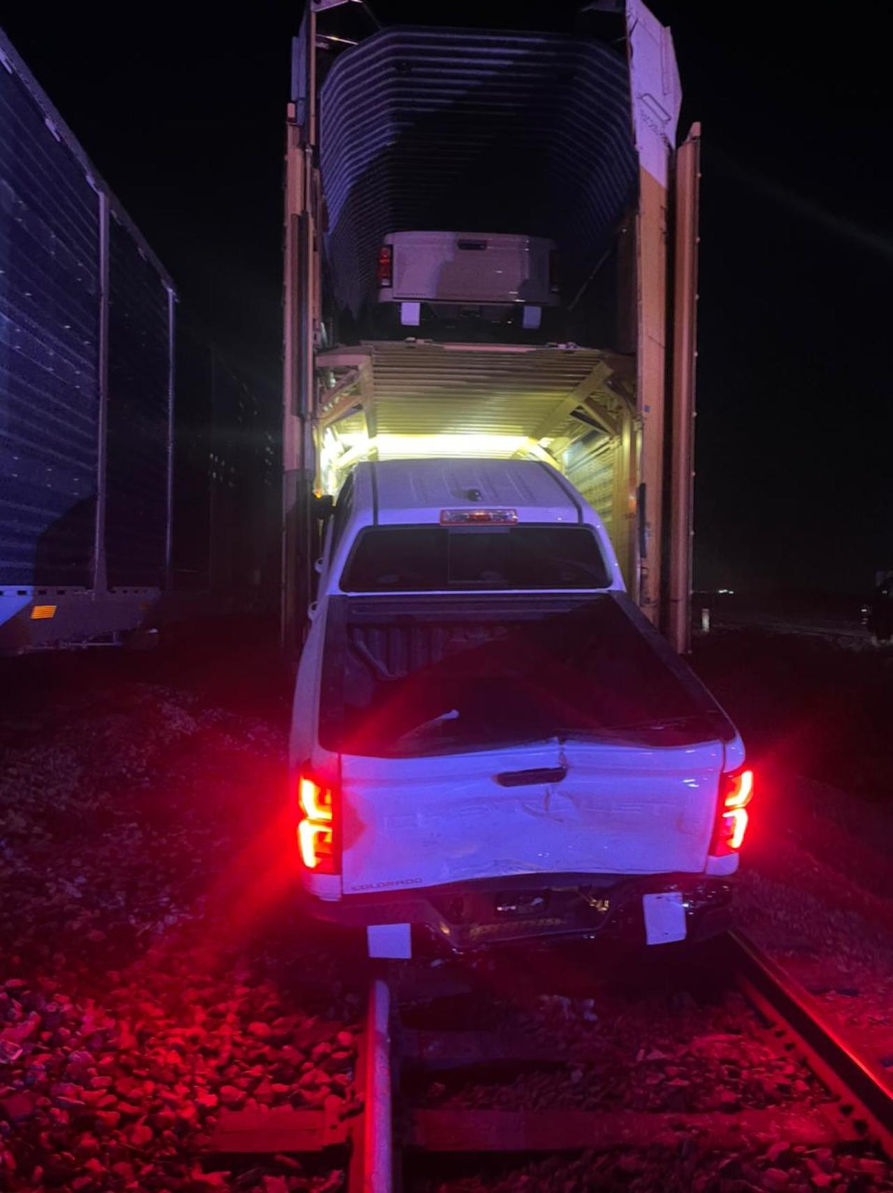 Abandonan vagón que transportaba camioneta en Gómez Palacio