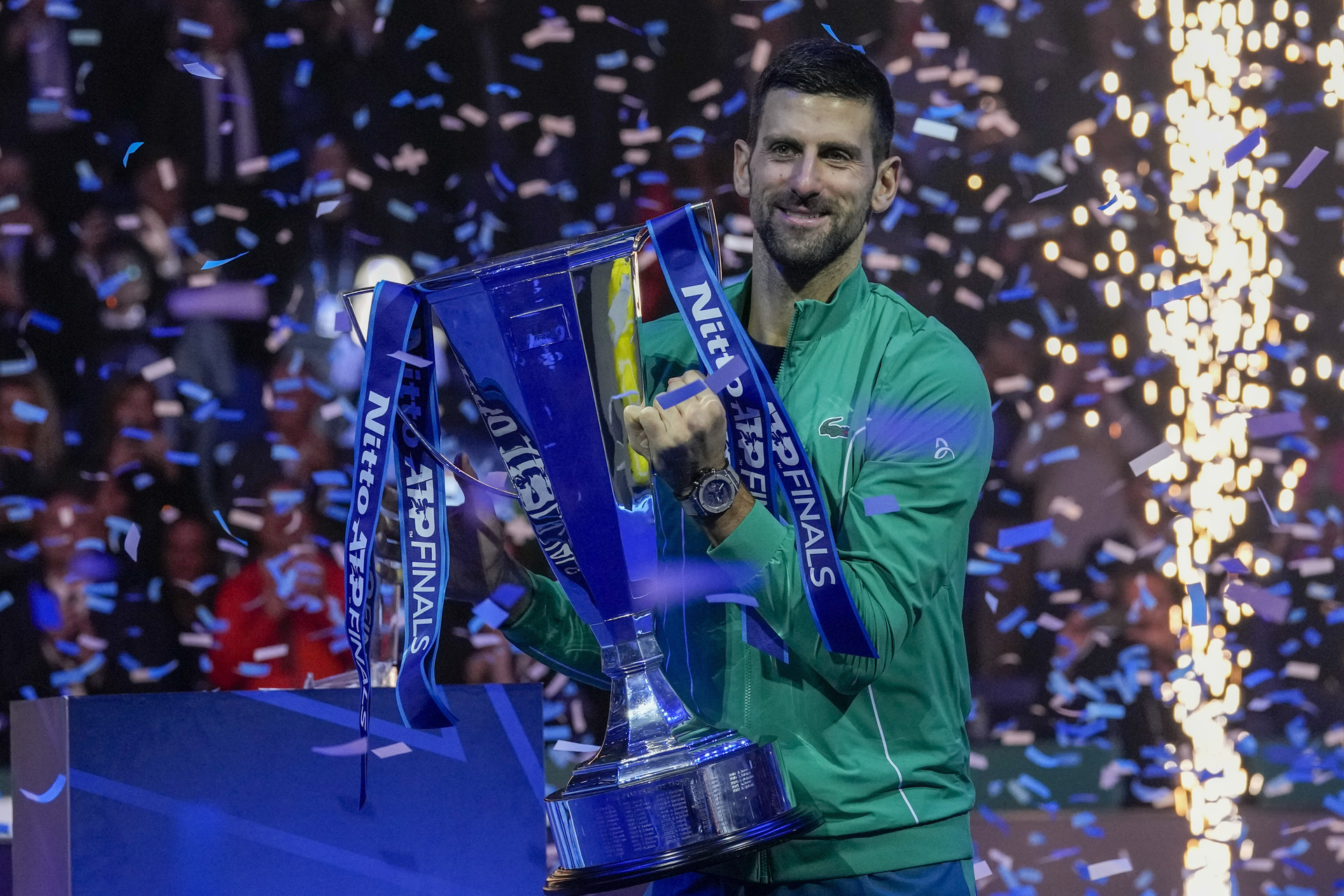 Novak Djokovic carga el trofeo de campeón de la Copa de Maestros de la ATP tras derrotar a Jannik Sinner en la final, el domingo 19 de noviembre de 2023, en Turín. (AP Foto/Antonio Calanni)

