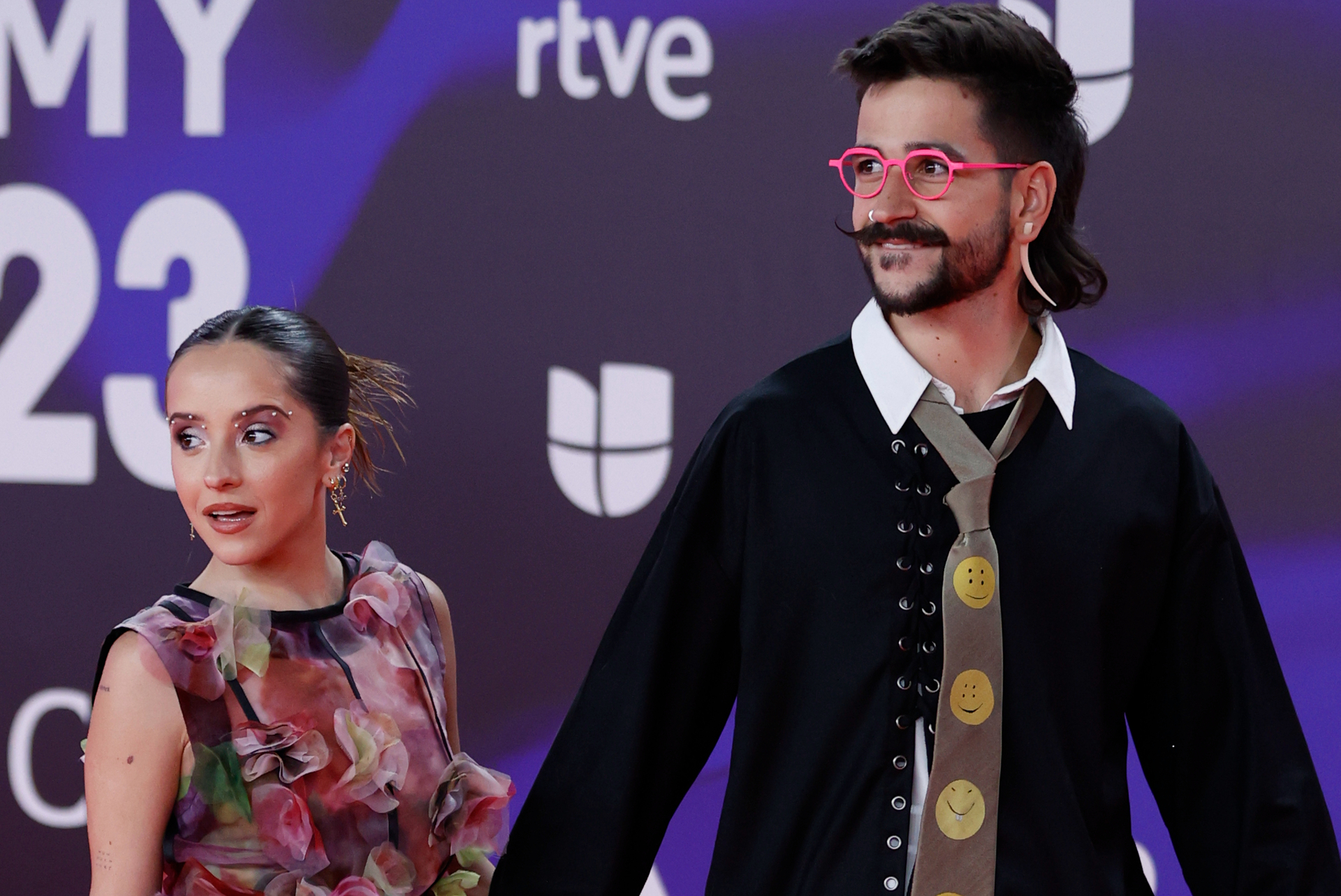  El músico y cantautor colombiano Camilo y su mujer Evaluna Montaner posan para los fotógrafos en la alfombra roja de la gala anual de los Latin Grammy, este jueves en Sevilla. EFE/Jorge Zapata