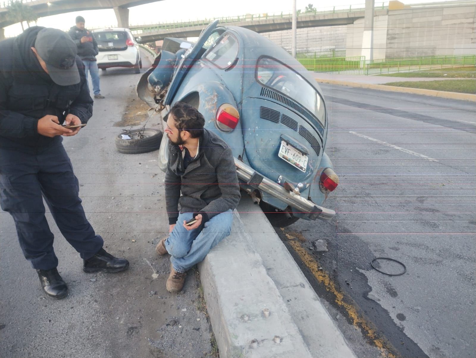 El vehículo se terminó subiendo a la cuchilla. (Foto: ISABEL AMPUDIA / EL SIGLO COAHUILA)