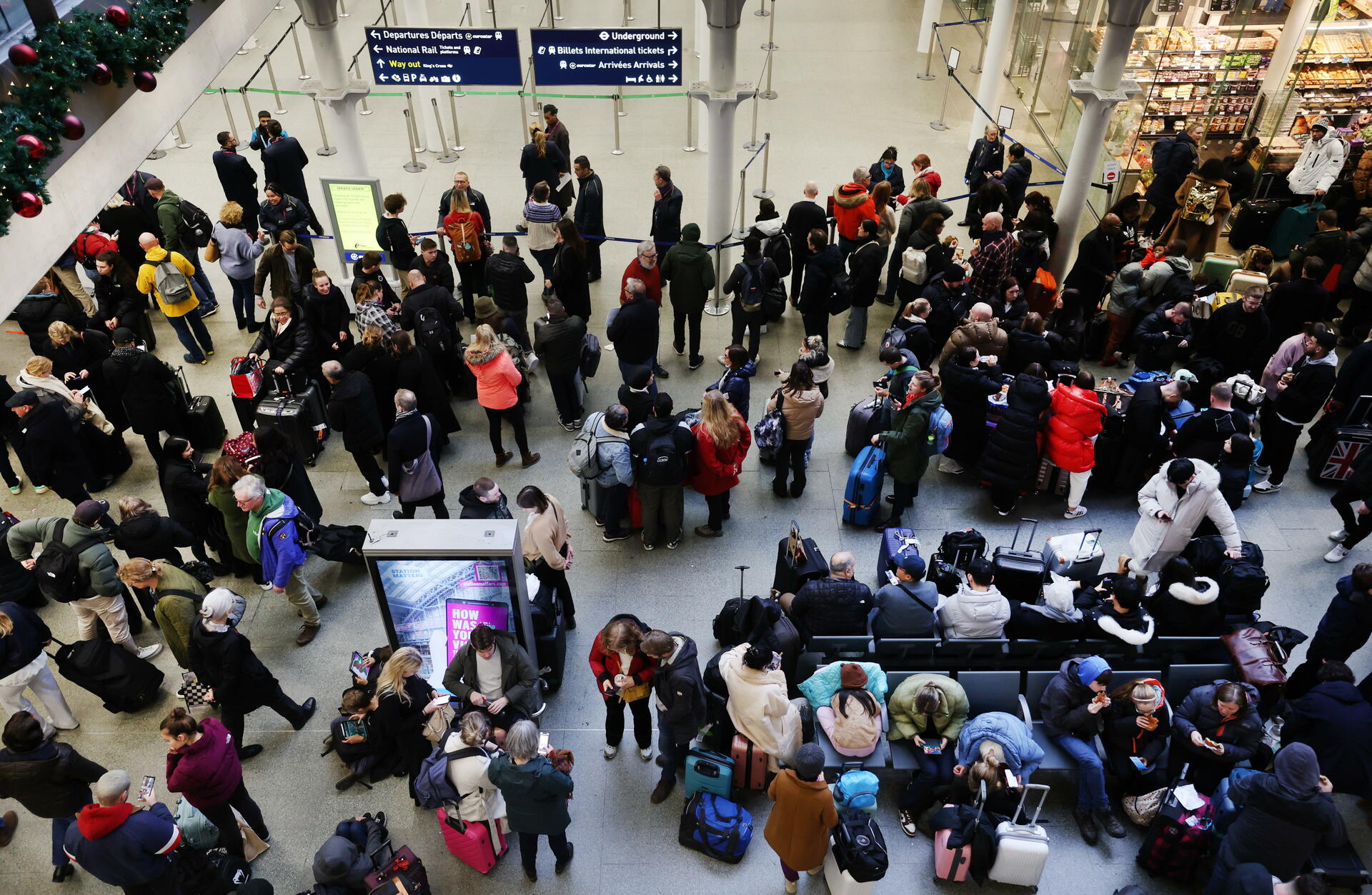 Los británicos se enfrentan al caos en los viajes por Año Nuevo, porque decenas de miles de pasajeros vieron cancelados sus trenes la mañana del sábado, poniendo en peligro sus planes.