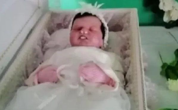 Una muñeca en un ataúd y un bebé inexistente, el misterio que conmociona en Panamá 