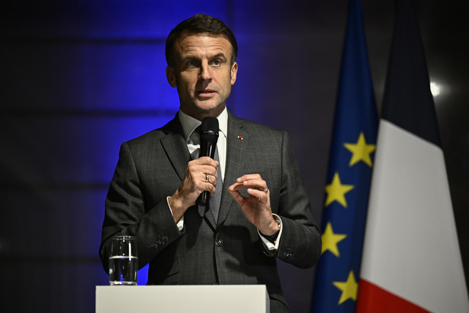 Macron pospone ajustes en su gobierno