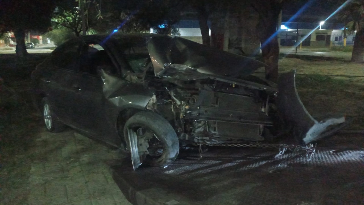 Conductor choca contra árbol y abandona su unidad en Torreón