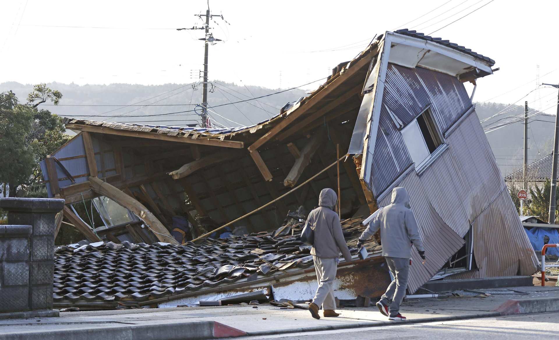Japón reporta seis muertos por terremoto de magnitud 7.6