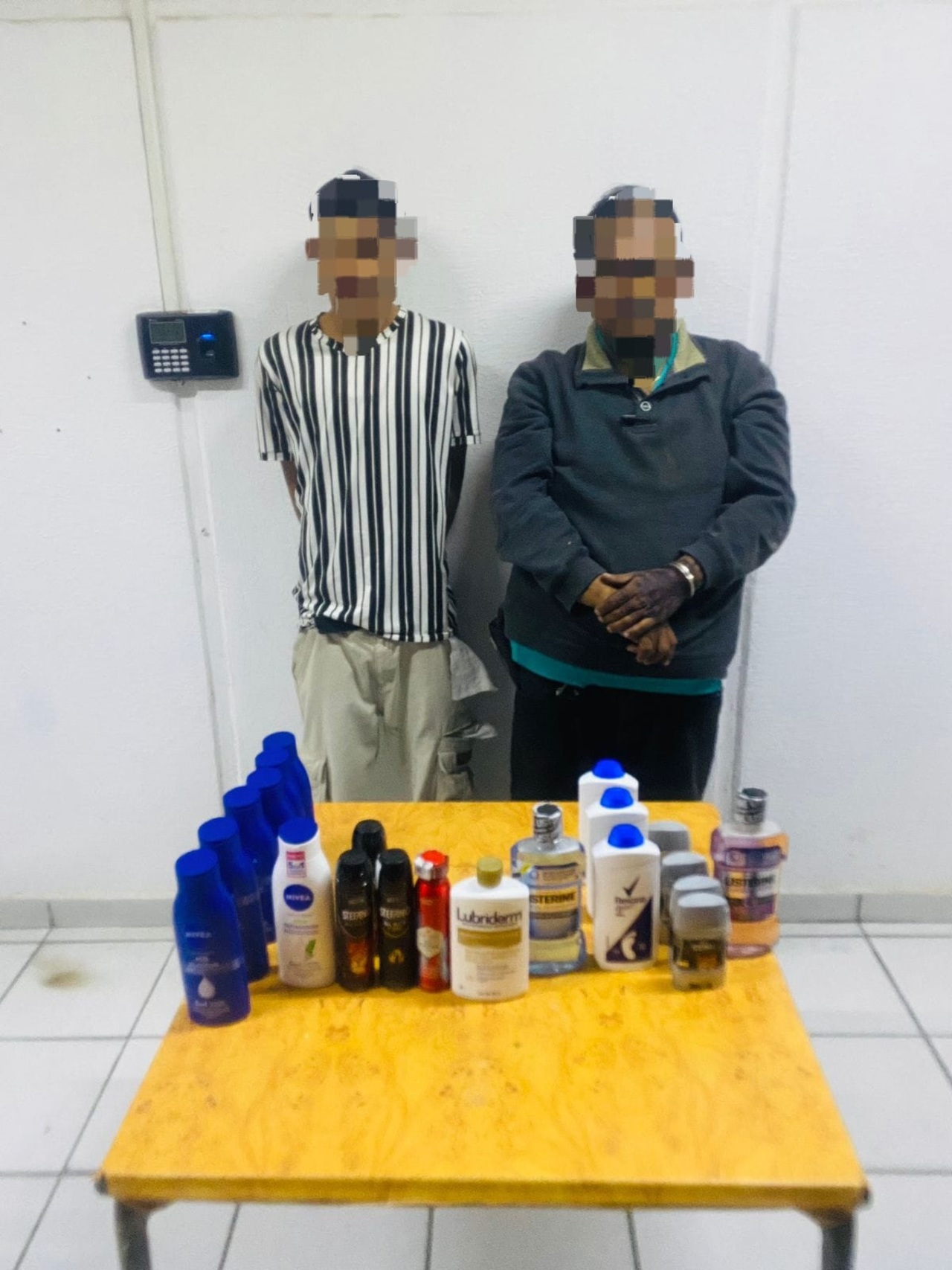 Detienen a dos sujetos por robar productos de higiene en Gómez Palacio