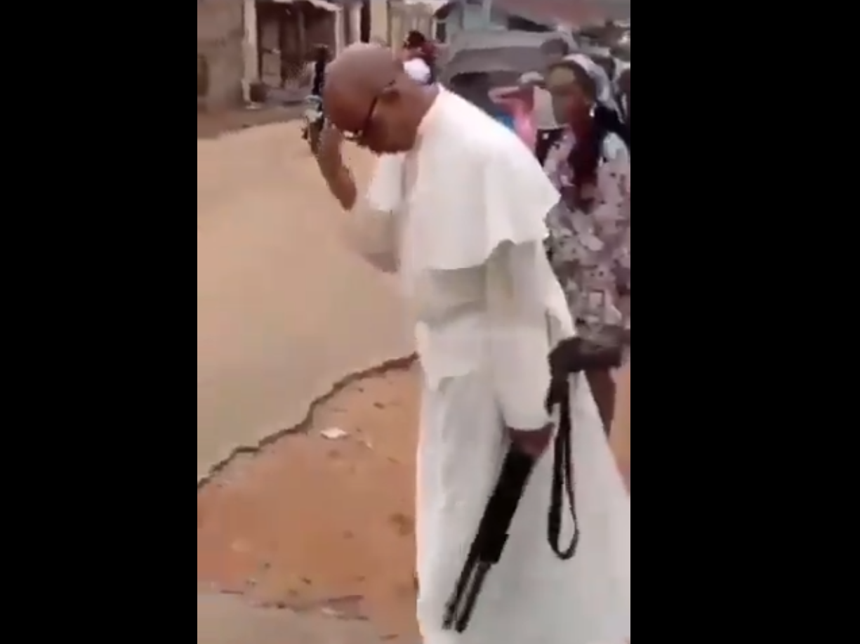 Tras masacre en Nigeria en Navidad, captan a sacerdote con un arma 'protegiendo a sus feligreses'