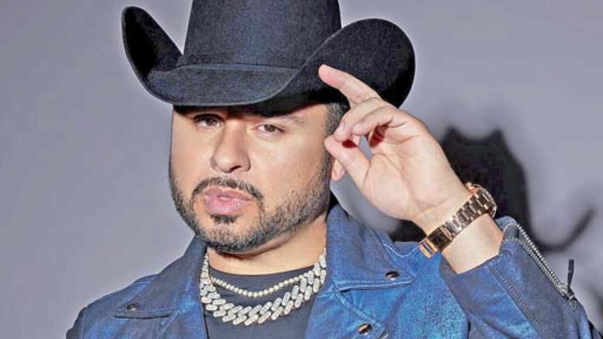 El cantante de corridos Larry Hernández anunció la cancelación de su concierto, luego de que fueran arrojados supuestos artefactos explosivos, al sitio donde sería su presentación en Tijuana.