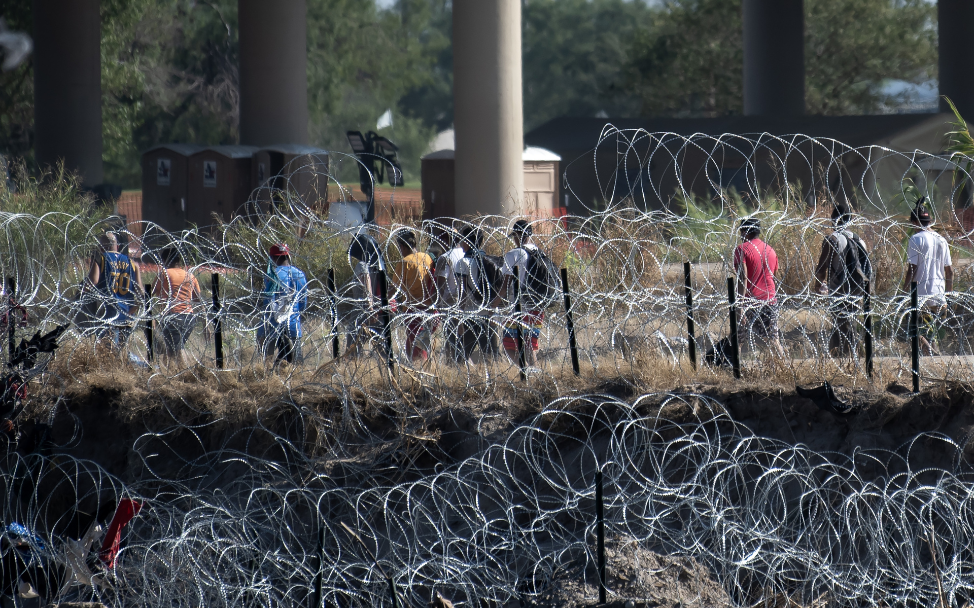 Piden a Corte Suprema que permita retirar alambre de púas en frontera con México