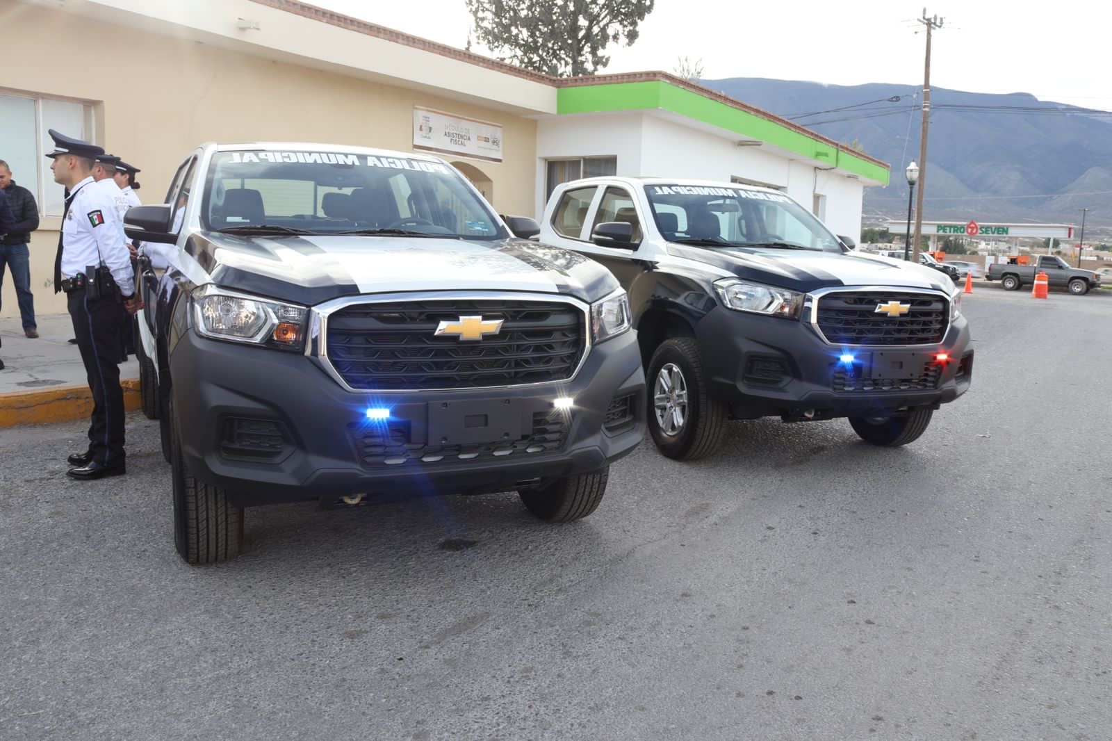 Llegan unidades, uniformes e incremento de salario a la Policía de Arteaga