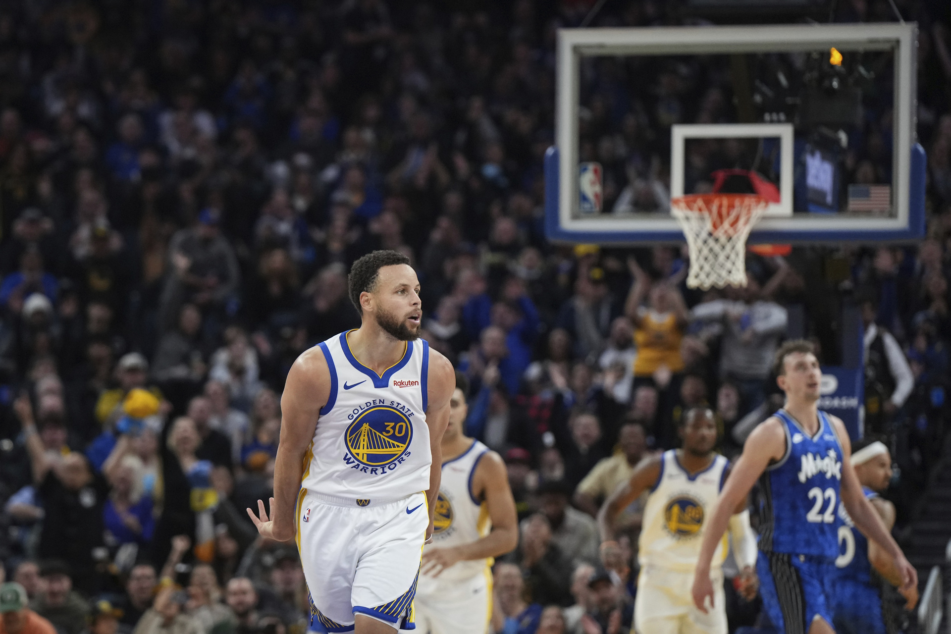 Stephen Curry logra 36 puntos y Warriors se imponen 121-115 a Magic