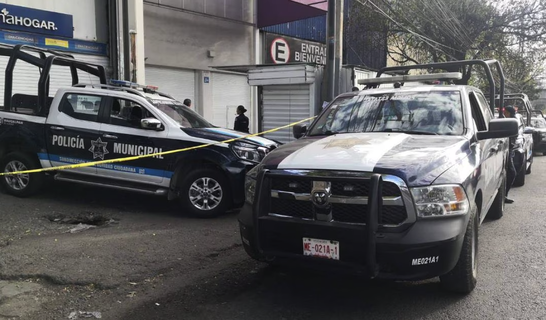 El cuerpo de un hombre fue hallado con golpes frente al estacionamiento de un complejo comercial de Price Shoes en Naucalpan.