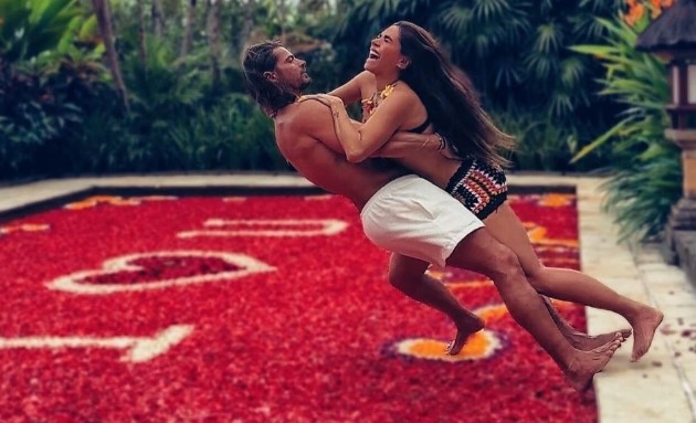 Galilea Montijo lanzándose a una alberca de rosas y más románticas fotos junto a su novio Isaac Moreno