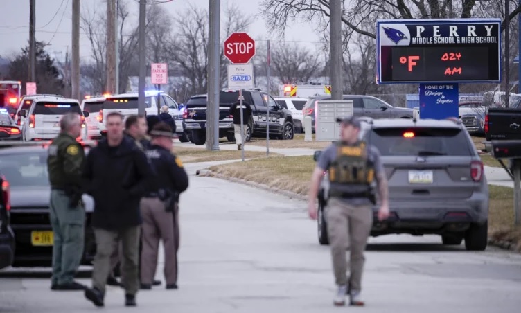 Reportan tiroteo en escuela de Iowa
