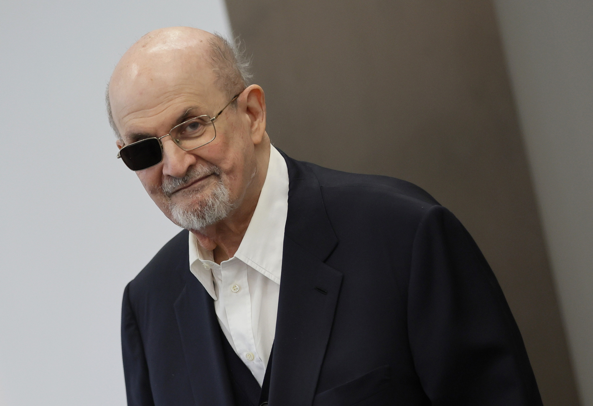 Aplazan juicio del hombre que agredió a Salman Rushdie