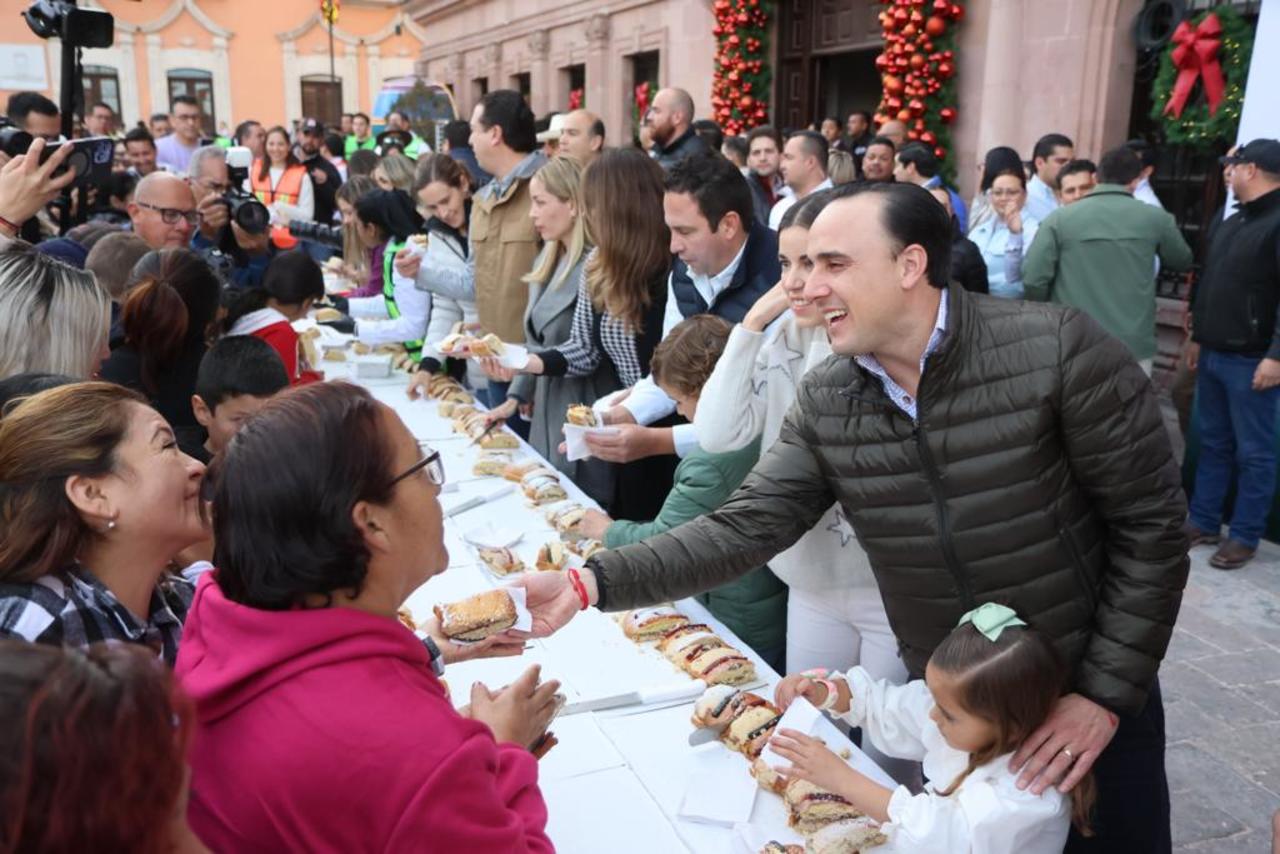 Comparten Manolo Jiménez y Paola Rodríguez rosca de Reyes