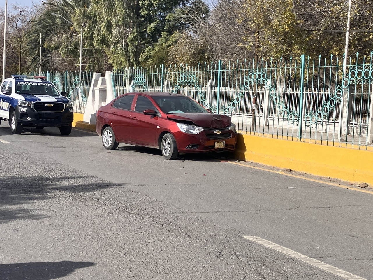 Uno de los vehículos involucrados en el accidente se proyectó contra el muro de contención. (EL SIGLO DE TORREÓN)