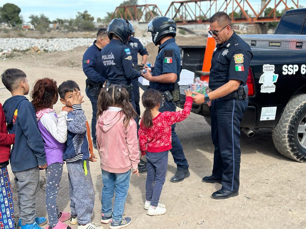 Elementos de la PCC festejan Dia de Reyes con niños de colonias vulnerables de Torreón