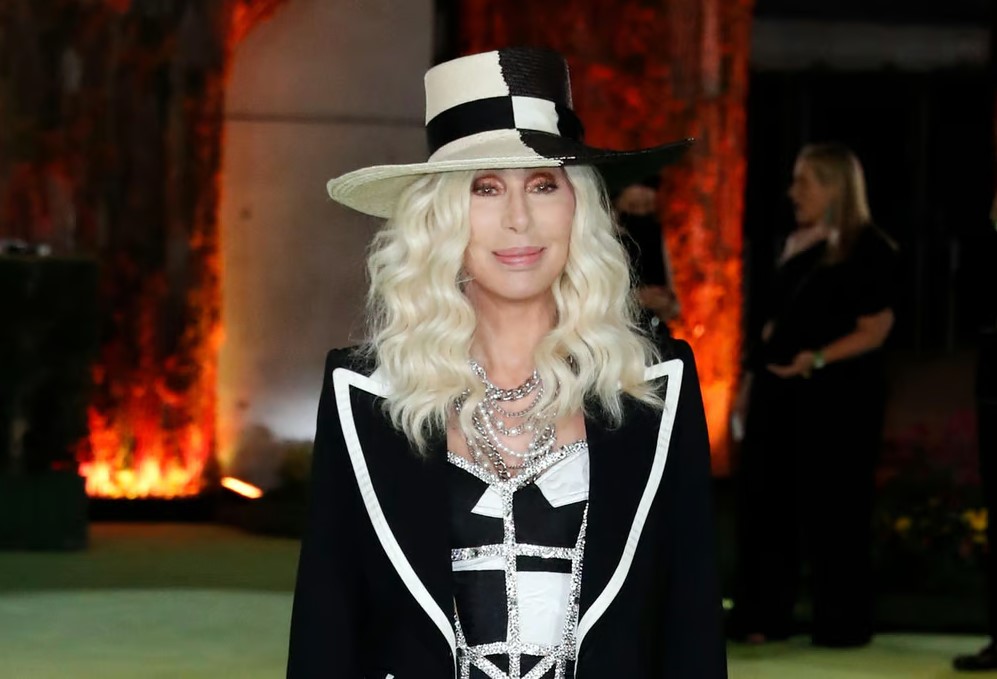 Cher no tendrá la custodia de su hijo Elijah Allman, de 47 años, al menos no por el momento, ya que una juez de Los Ángeles decidió declinar la petición de la cantante de ser la tutora legal del músico.