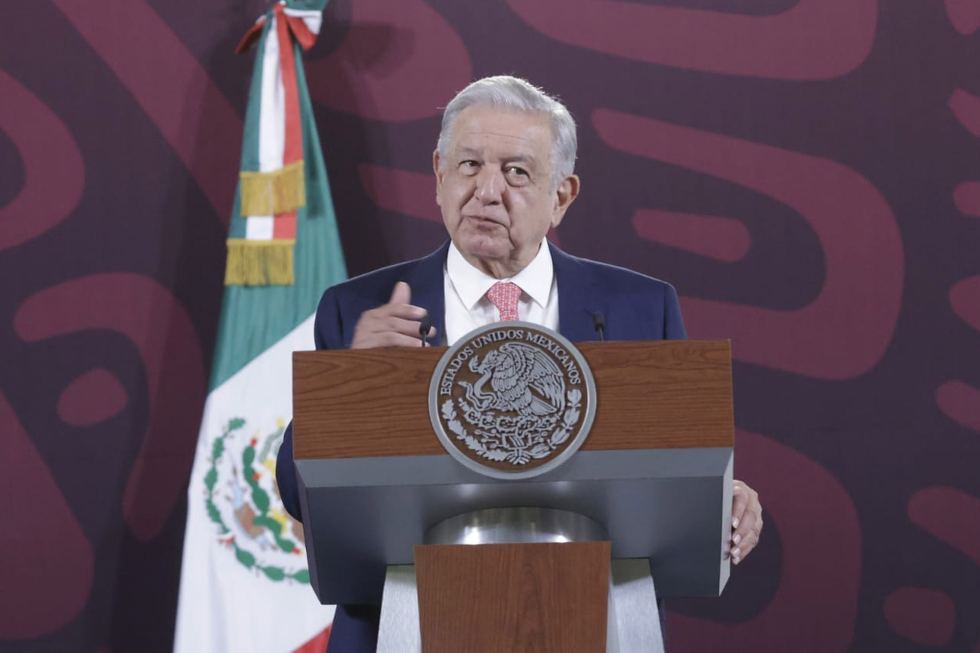 El presidente López Obrador negó haber decretado un aumento en el precio de las gasolinas y el diésel.