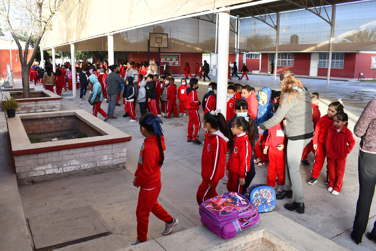Regresan a clases miles de alumnos en La Laguna