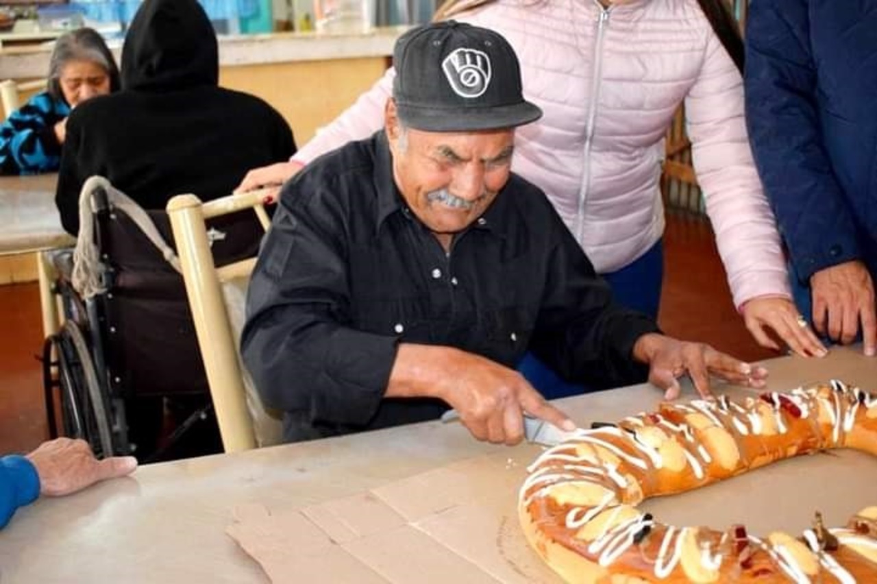 Visitan a residentes del asilo para celebrar el Día de Reyes.