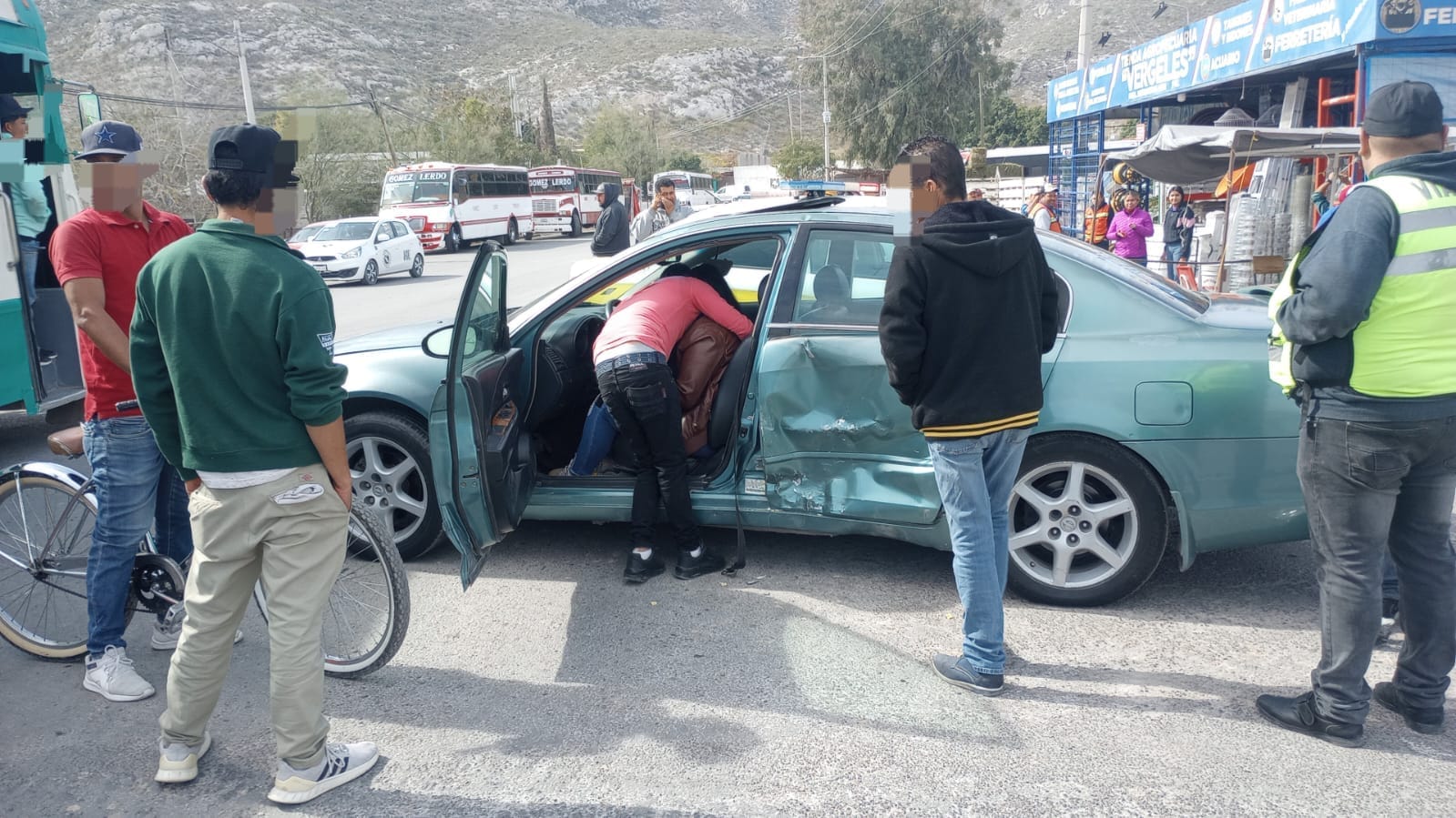 Se registró un aparatoso accidente vial en el municipio de Lerdo, que dejó como saldo daños materiales de consideración.