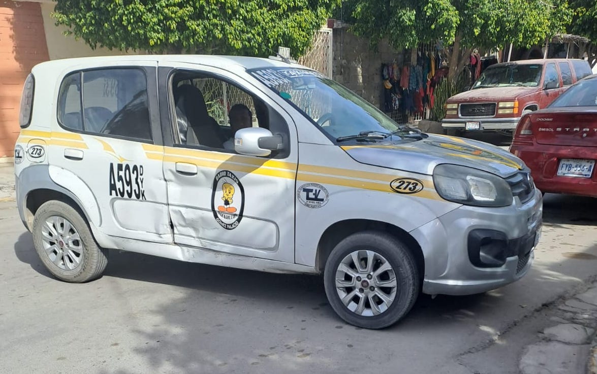 Chocan taxi y vehículo particular en Lerdo; hay un lesionado