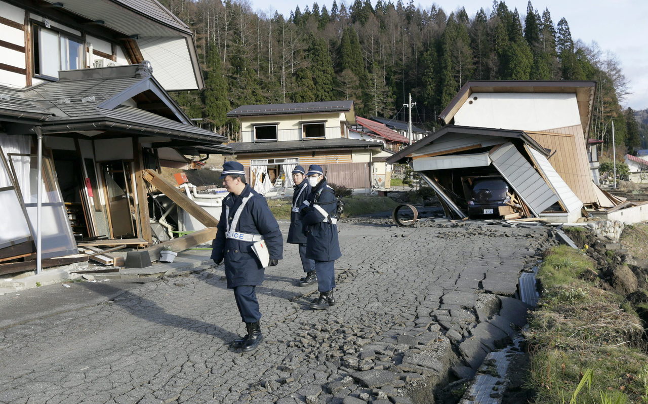 Tras sismo en Japón suman 206 muertos
