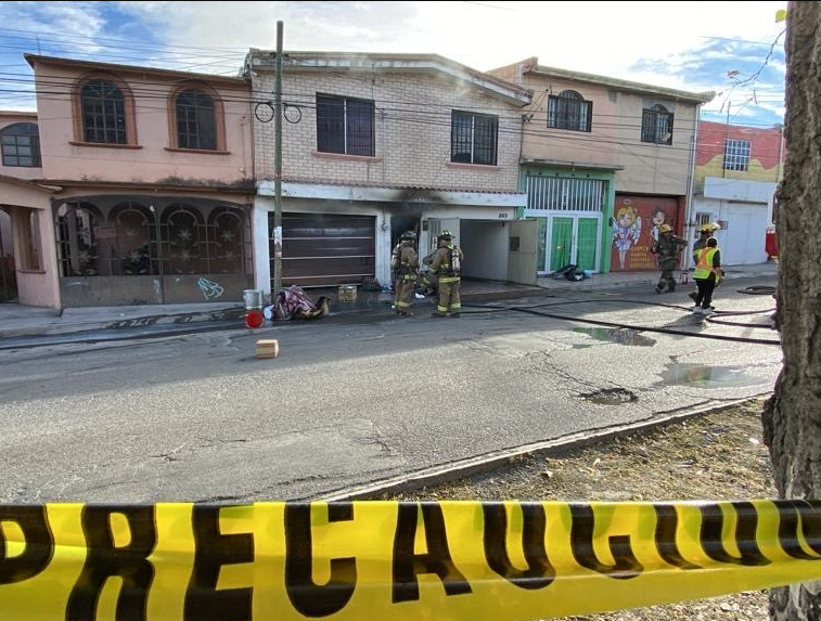 Explosión en una casa por presunta pirotecnia deja a un muerto y un herido en Saltillo